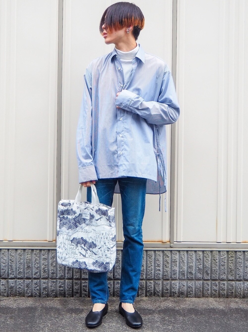 「デニムパンツ、ストライプ、ストライプシャツ、タートルネック、イヤリング、ジェンダーレス、ニコアンド、トートバッグ、スキニーデニム、UNIQLO」｜「rapiecageのダブルラインメタル イヤカフ（イヤリング、シルバー系）」を使った、UJUさん（メンズ・176cm）の春コーディネートの1枚目の写真