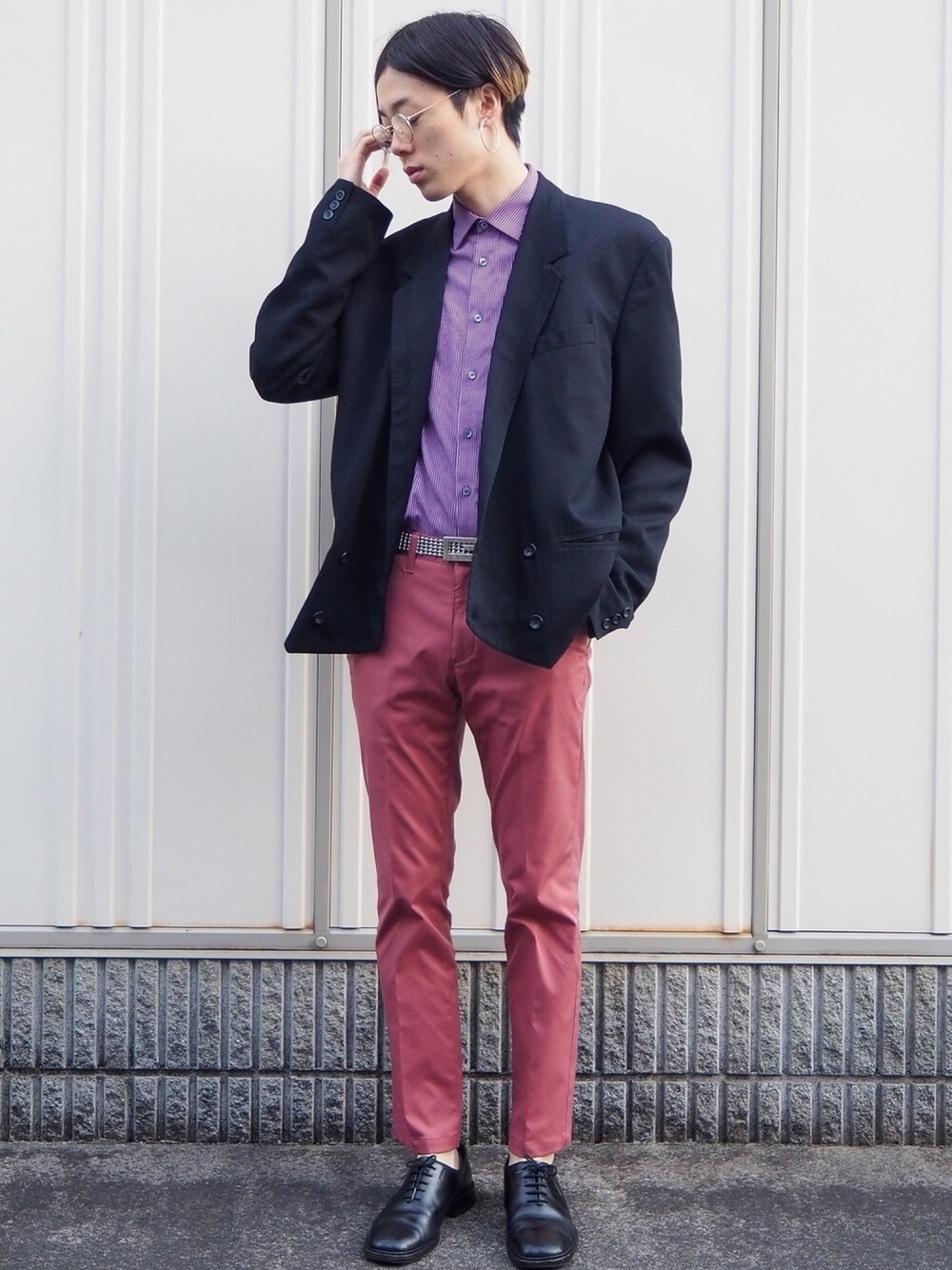 パープル系のシャツ/ブラウス、ブルー系のジャケット/アウター、ピンク系のその他パンツを着用したメンズの春コーディネートの1枚目の写真