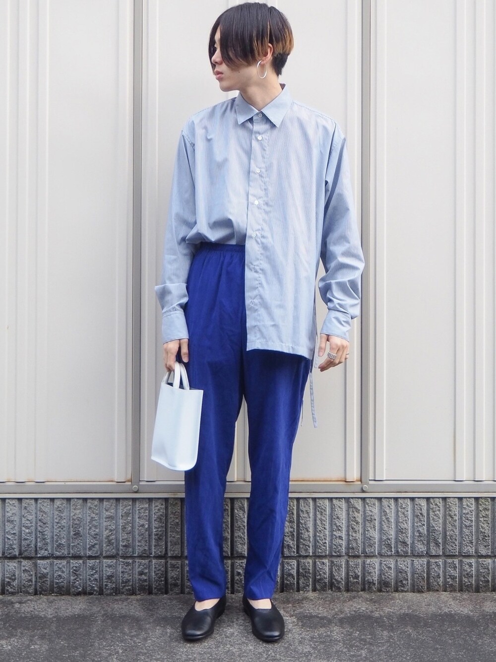 その他のシャツ/ブラウス、ブルー系のパンツ、ホワイト系のトートバッグを着用したメンズの春コーディネートの1枚目の写真