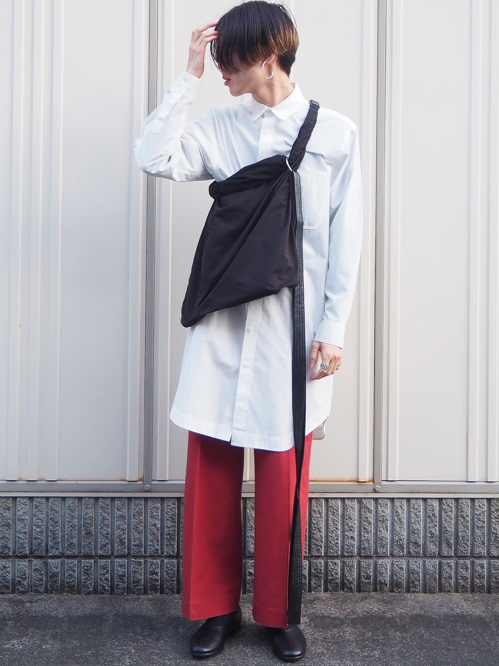 「春コーデ、イヤリング、モード、ベルト、ワイドパンツ、テラコッタ、白シャツ、ロングシャツ、ADER error、アレンジ」｜「HAREのOBIベルト（HARE)（ベルト、ブラック系）」を使った、UJUさん（メンズ・176cm）の春コーディネートの1枚目の写真