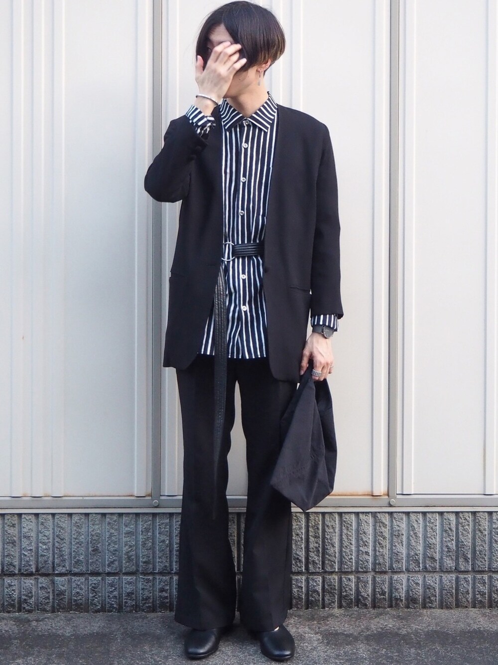 ブラック系のシャツ/ブラウス、ブラック系のノーカラージャケット、ブラック系のトートバッグを着用したメンズの春コーディネートの1枚目の写真