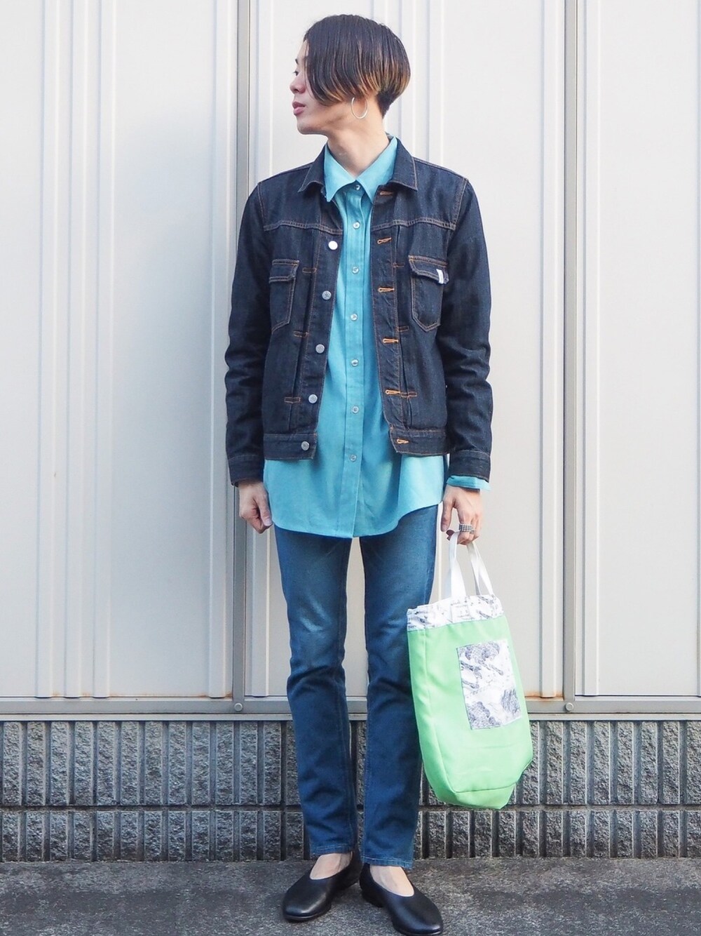 ブルー系のデニムジャケット、グリーン系のシャツ/ブラウス、ブルー系のデニムパンツを着用したメンズの春コーディネートの1枚目の写真