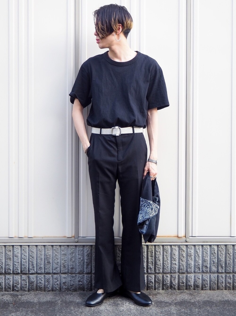 「シンプル、シンプルコーデ、タックイン、イヤリング、モード、オールブラック、トートバッグ、スカーフ、フレアパンツ、UNIQLO」｜「CERCAのBBER/シンプルフープイヤリング（イヤリング、シルバー系）」を使った、UJUさん（メンズ・176cm）の夏コーディネートの1枚目の写真