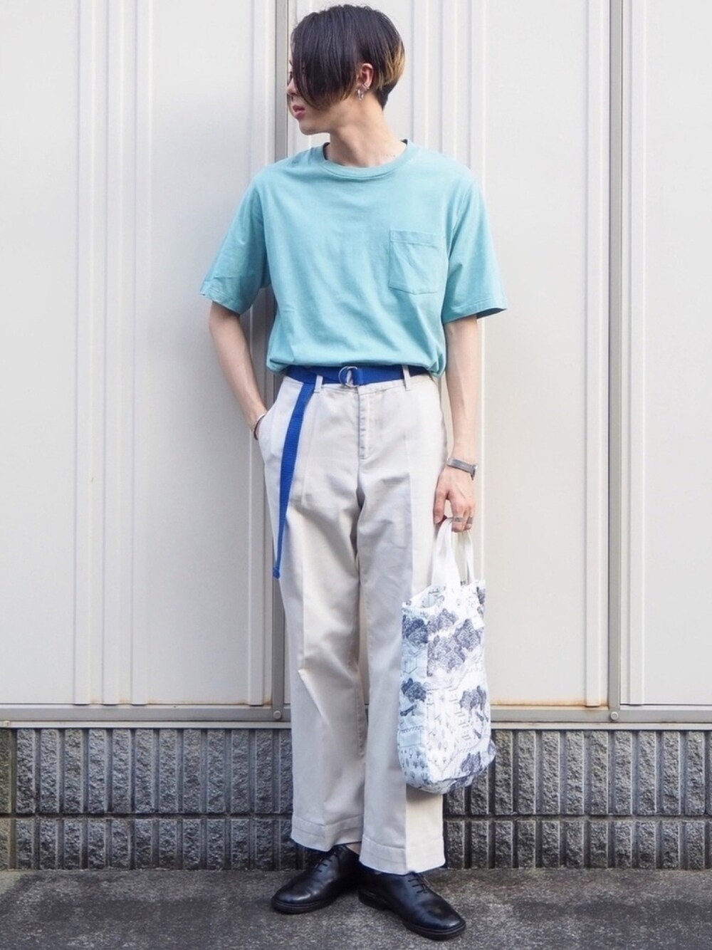 「ホワイトパンツ、タックイン、Tシャツ、差し色、アクセントカラー、ミントグリーン、夏コーデ、イヤリング、ワイドパンツ、白パンツ」｜「Ray BEAMSのRay BEAMS /フープ イヤリング（イヤリング、シルバー系）」を使った、UJUさん（メンズ・176cm）の夏コーディネートの1枚目の写真