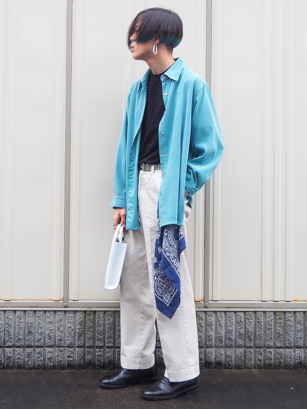 「寒色系、ミントグリーン、青、スカーフ、タックイン、ホワイトパンツ、白パンツ、モード、ジェンダーレス、古着MIX」｜「TONE SELECT GOODSの【SILVER ACC】BIGフレームUピアス(SV925)（ピアス（両耳用）、シルバー系）」を使った、UJUさん（メンズ・176cm）の夏コーディネートの1枚目の写真