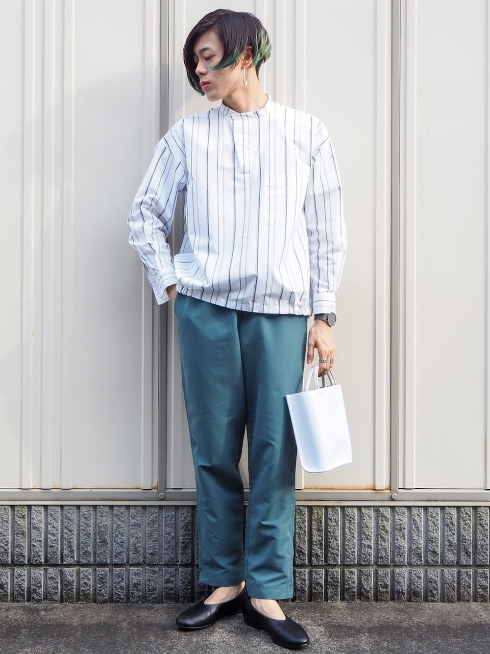 ホワイト系のシャツ/ブラウス、グリーン系のパンツ、ホワイト系のトートバッグを着用したメンズの夏コーディネートの1枚目の写真