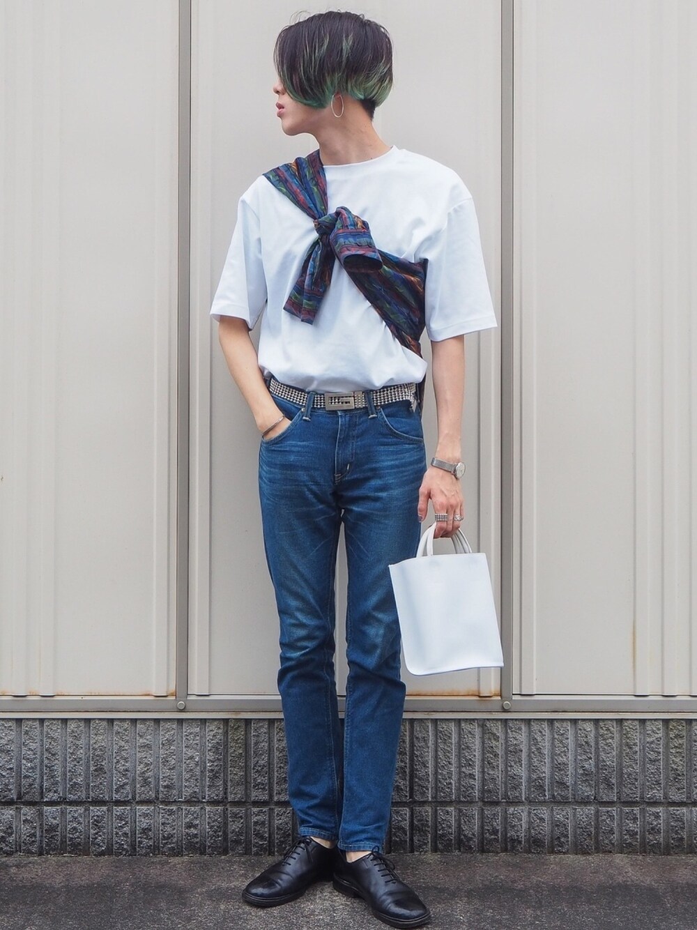 ホワイト系のTシャツ/カットソー、その他のシャツ/ブラウス、ブルー系のデニムパンツを着用したメンズの夏コーディネートの1枚目の写真