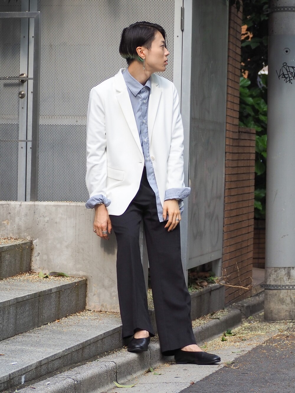 「シャツ好き集まれ、モノトーンコーデ、モノトーン、スリッポン、ジャケット、フレアパンツ、GU、ユニクロ、UNIQLO、ジェンダーレス」｜「TONE SELECT GOODSの【SILVER ACC】BIGフレームUピアス(SV925)（ピアス（両耳用）、シルバー系）」を使った、UJUさん（メンズ・176cm）の夏コーディネートの1枚目の写真