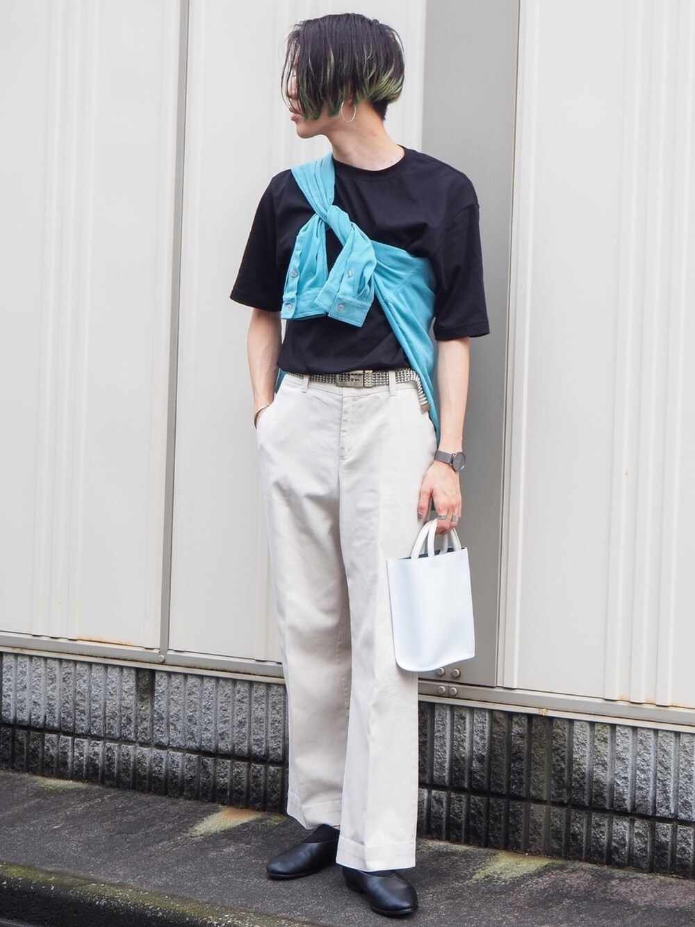 「シャツ好き集まれ、たすき掛け、白パンツ、ワイドパンツ、UNIQLO、UNIQLO U、Tシャツ、スリッポン、タックイン、ミントグリーン」｜「CERCAのBBER/シンプルフープイヤリング（イヤリング、シルバー系）」を使った、UJUさん（メンズ・176cm）の夏コーディネートの1枚目の写真