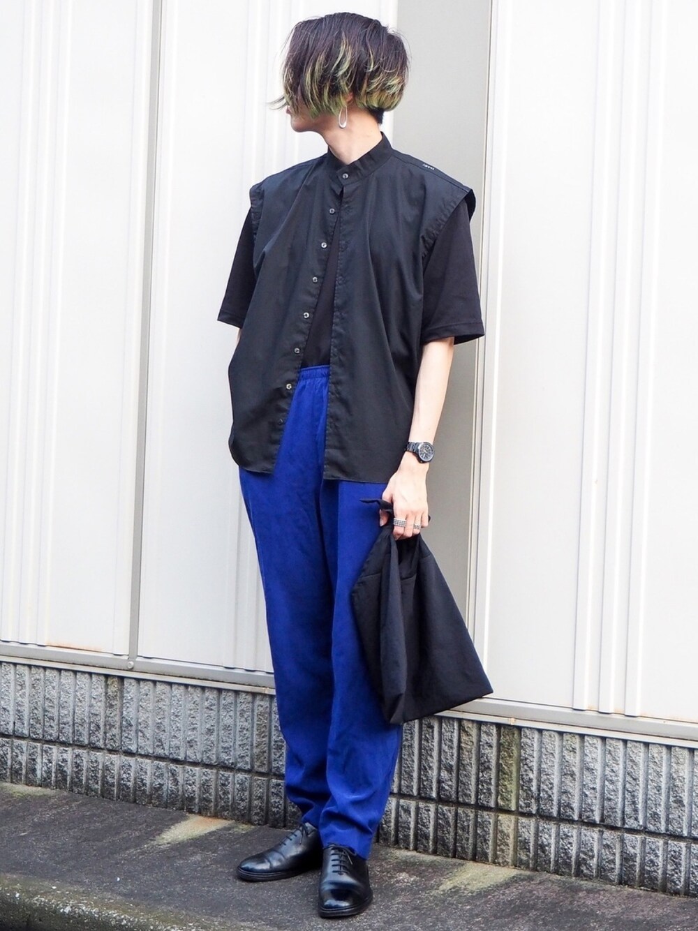 ブラック系のシャツ/ブラウス、ブラック系のトートバッグ、ブルー系のパンツを着用したメンズの夏コーディネートの1枚目の写真