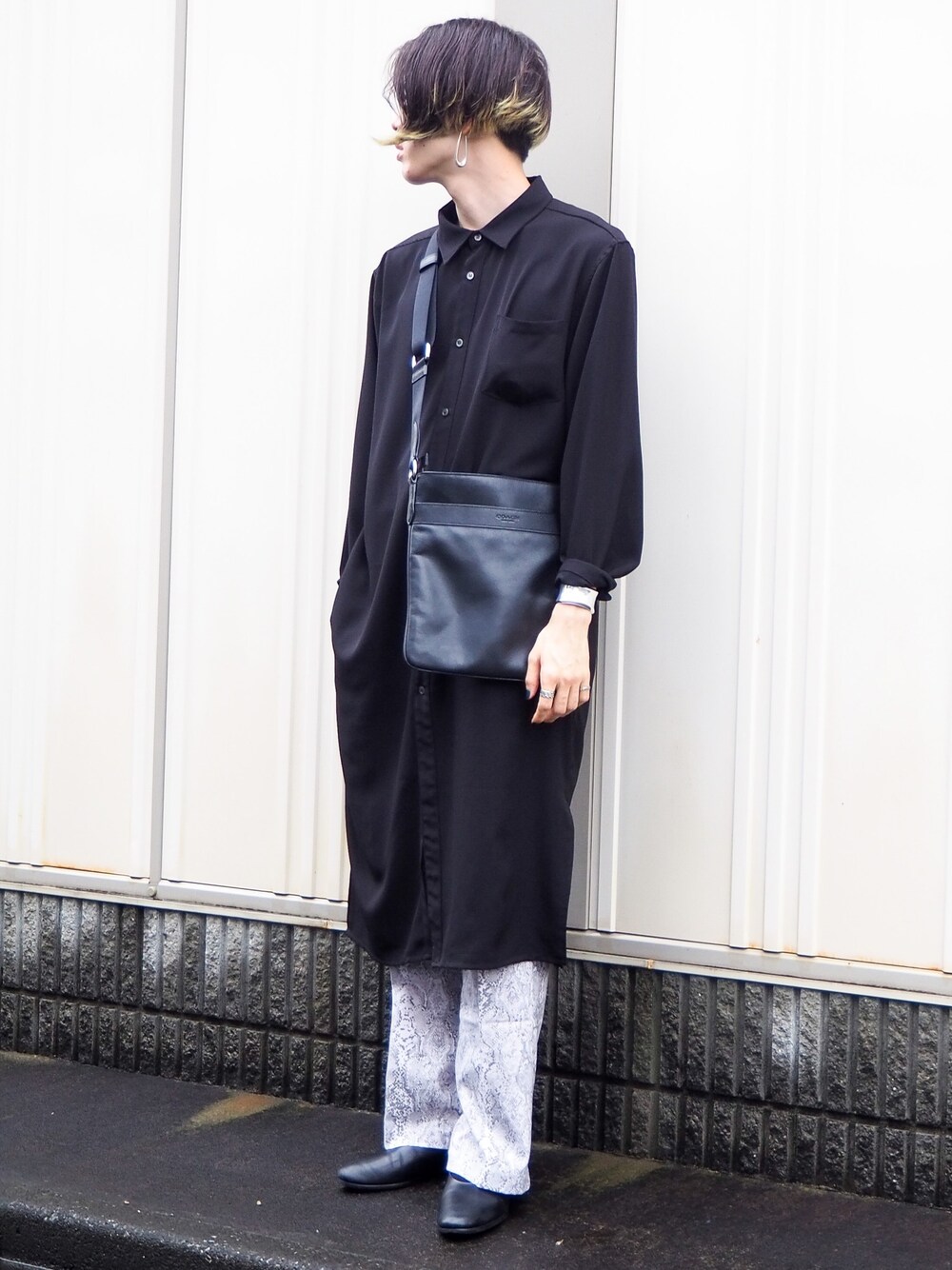 「夏、柄パンツ、フレアパンツ、モノトーン、ロングシャツ、スリッポン、モード、ピアス、レザーバッグ、COACH」｜「TONE SELECT GOODSの【SILVER ACC】BIGフレームUピアス(SV925)（ピアス（両耳用）、シルバー系）」を使った、UJUさん（メンズ・176cm）の夏コーディネートの1枚目の写真