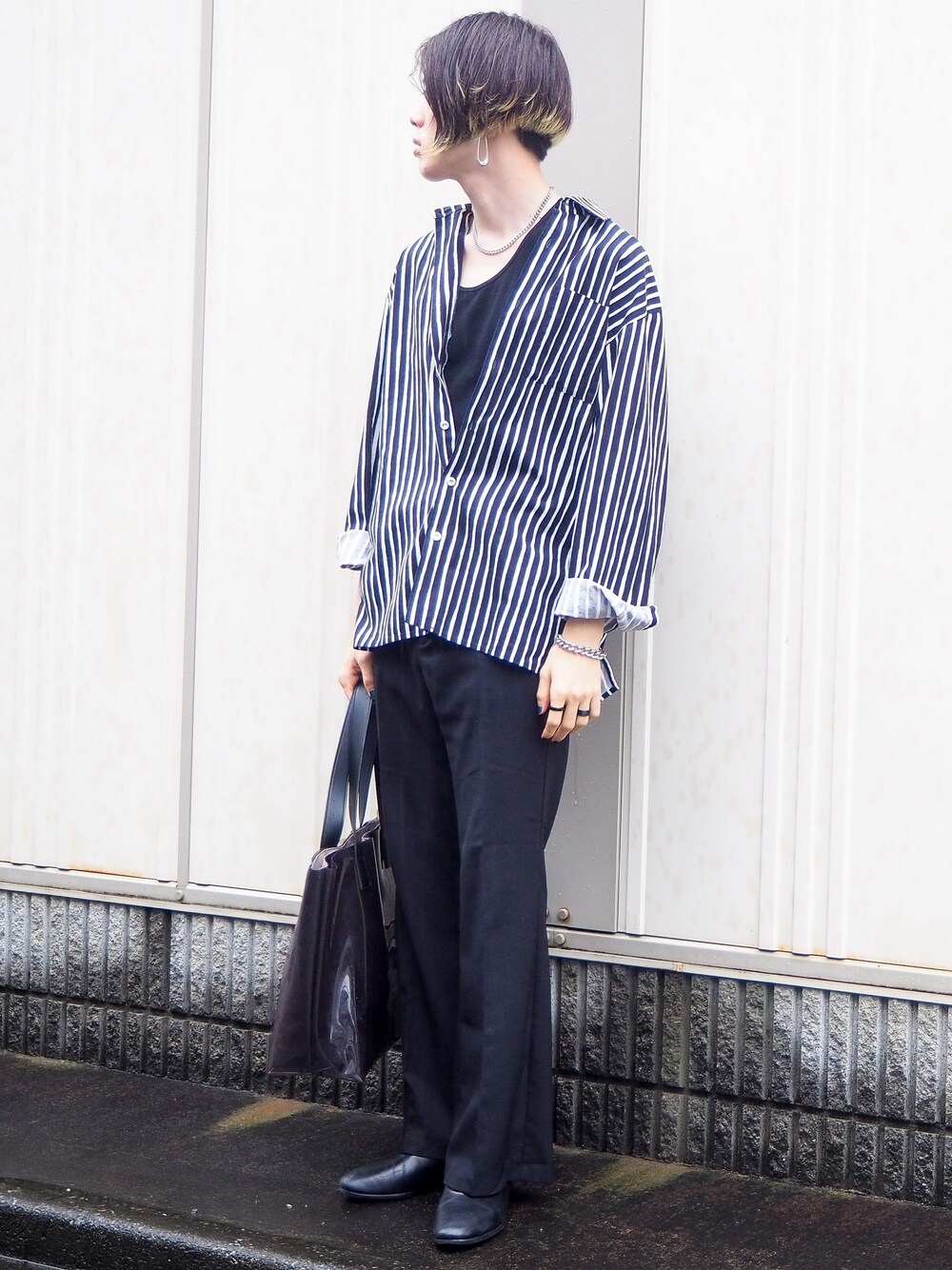 ブラック系のシャツ/ブラウス、ブラック系のトートバッグ、ブラック系のパンツを着用したメンズの夏コーディネートの1枚目の写真