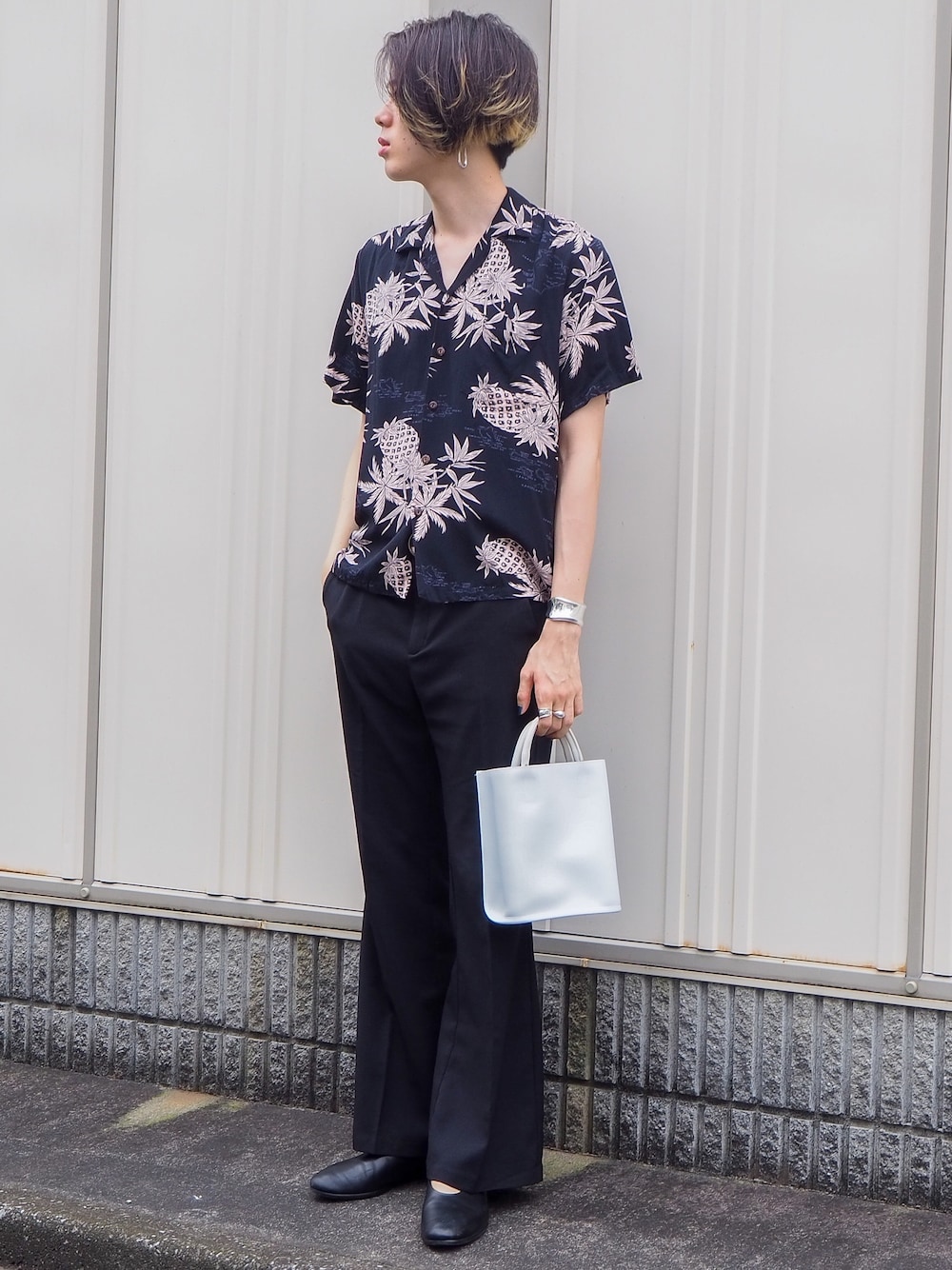ブラック系のパンツ、ブラック系のシャツ/ブラウス、ホワイト系のトートバッグを着用したメンズの夏コーディネートの1枚目の写真