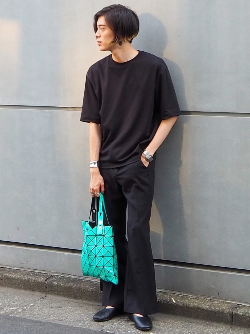 「オーバーサイズ、ビッグシルエット、ワイドパンツ、ゆったりシルエット、フレアパンツ、オールブラック、トートバッグ、差し色、GU、ユニクロ」｜「MONDEWORKの［MONDEWORK］サークルピアス（ピアス（両耳用）、ブラック系）」を使った、UJUさん（メンズ・176cm）の夏コーディネートの1枚目の写真