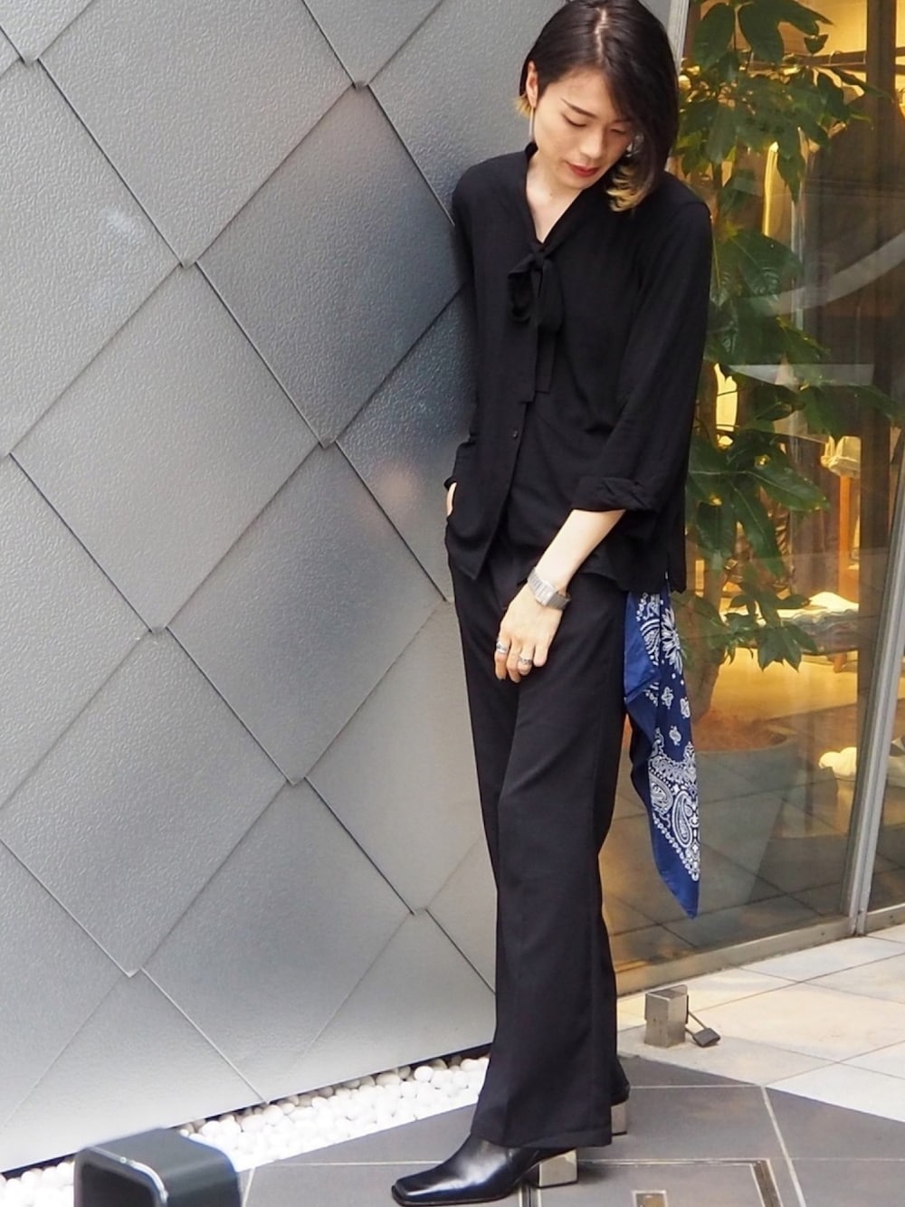 「オーバーサイズ、スカーフ、フレアパンツ、革靴、ユニクロ、UNIQLO、プチプラ、プチプラコーデ、オールブラック、モード」｜「TONE SELECT GOODSの【SILVER ACC】BIGフレームUピアス(SV925)（ピアス（両耳用）、シルバー系）」を使った、UJUさん（メンズ・176cm）の夏コーディネートの1枚目の写真
