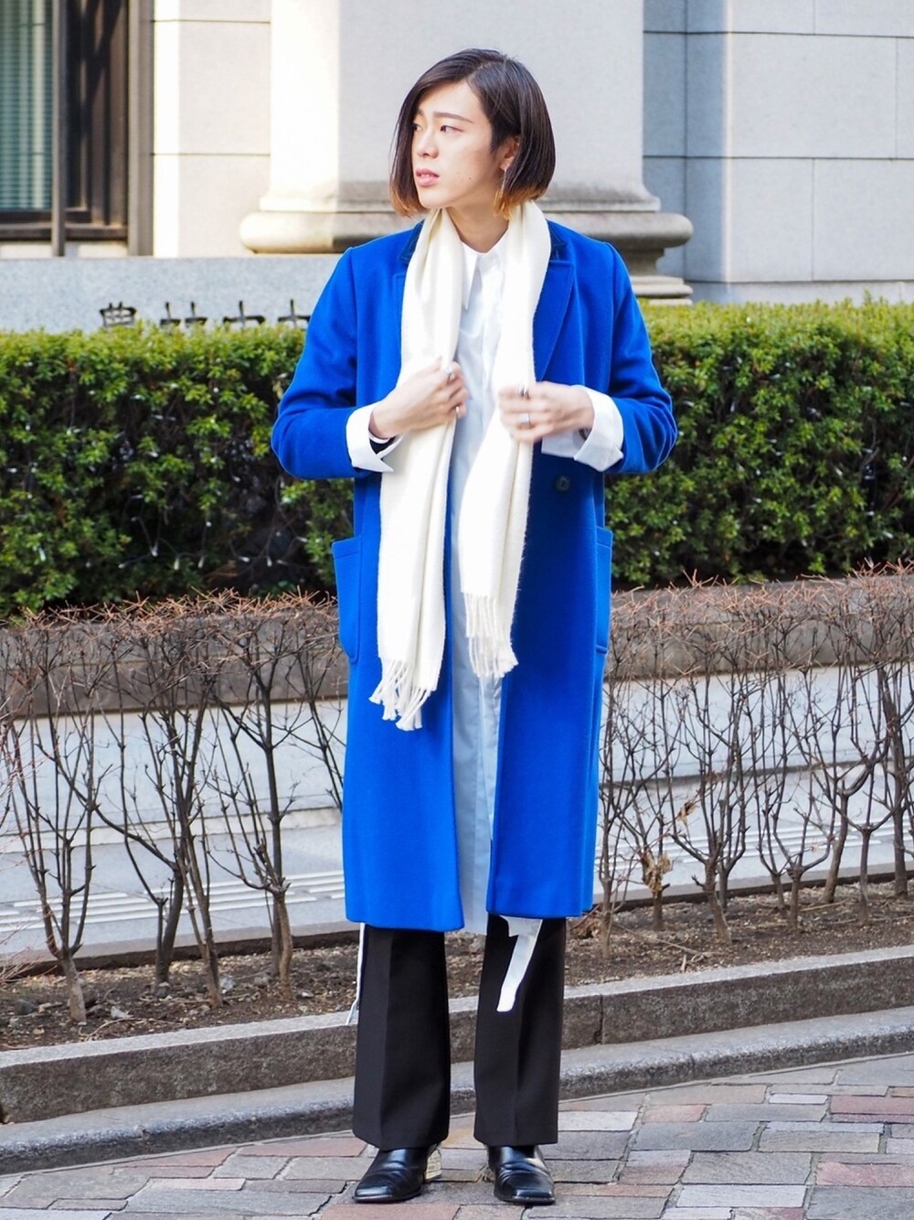 「ロングコート、フレアパンツ、ロングシャツ、白シャツ、モード、ジェンダーレス、ヒール、マフラー、古着MIX、韓国ファッション」｜「TONE SELECT GOODSの【SILVER ACC】BIGフレームUピアス(SV925)（ピアス（両耳用）、シルバー系）」を使った、UJUさん（メンズ・176cm）の冬コーディネートの1枚目の写真