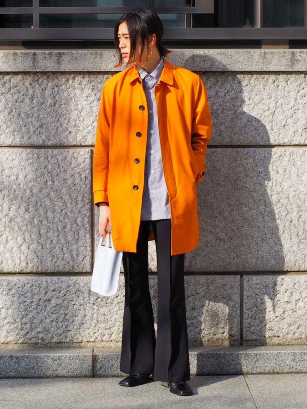 「春めきシューズ、春服、春コーデ、春アウター、モード、きれいめカジュアル、ストライプシャツ、休日スタイル、ステンカラーコート、オレンジ」｜「URBAN RESEARCHのdecor(silver)　Hoop Pierce5cm（ピアス（両耳用）、シルバー系）」を使った、UJUさん（メンズ・176cm）の春コーディネートの1枚目の写真