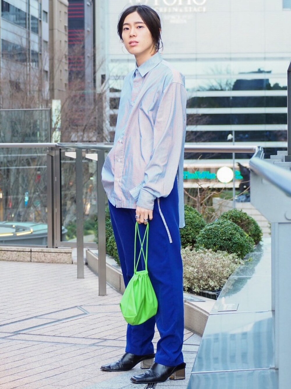 その他のシャツ/ブラウス、グリーン系のショルダーバッグ、ブルー系のパンツを着用したメンズの春コーディネートの1枚目の写真