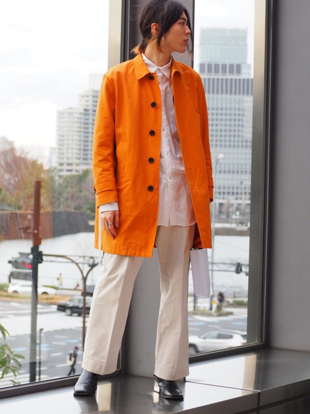 「春めきシューズ、スリッポン、ステンカラーコート、オレンジ、ロングコート、白シャツ、モード、春アウター、春夏コーデ、休日スタイル」｜「disemBySiiKのアイテム（シャツ/ブラウス、ホワイト系）」を使った、UJUさん（メンズ・176cm）の春コーディネートの1枚目の写真