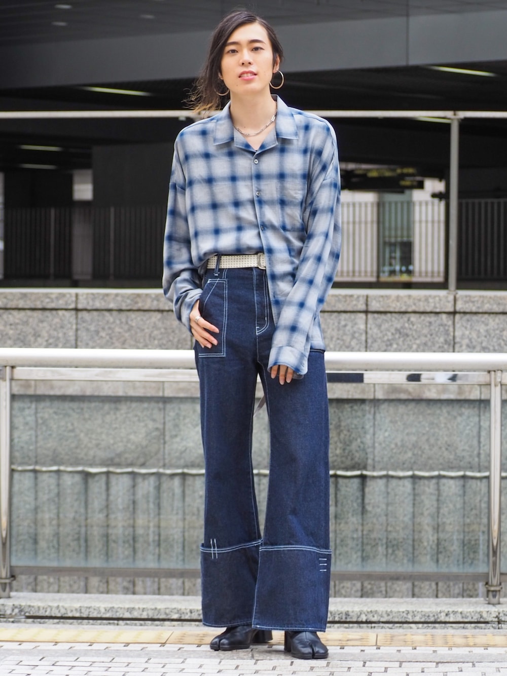 ブルー系のシャツ/ブラウス、ブルー系のデニムパンツ、ブラック系のブーツを着用したメンズの春コーディネートの1枚目の写真