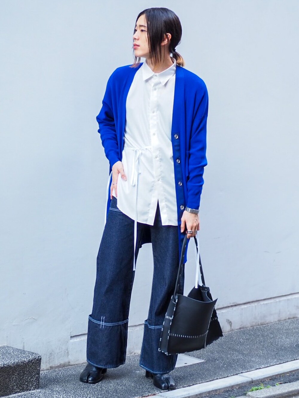 「これが私をアゲる服、シンプルコーデ、ハイウエスト、モード、ビタミンカラー、韓国ファッション、ビッグシルエット、オーバーサイズ、デニム、足袋ブーツ」｜「UN3D.のタックデニムパンツ（デニムパンツ、ブルー系）」を使った、UJUさん（メンズ・176cm）の春コーディネートの1枚目の写真