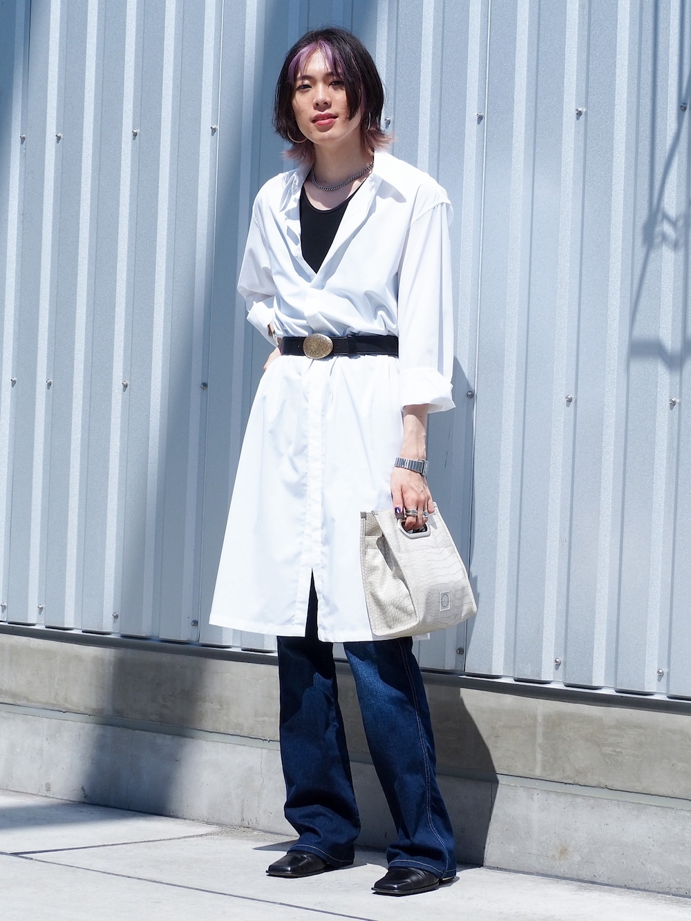 ホワイト系のシャツ/ブラウス、ホワイト系のハンドバッグ、ブルー系のデニムパンツを着用したメンズの夏コーディネートの1枚目の写真