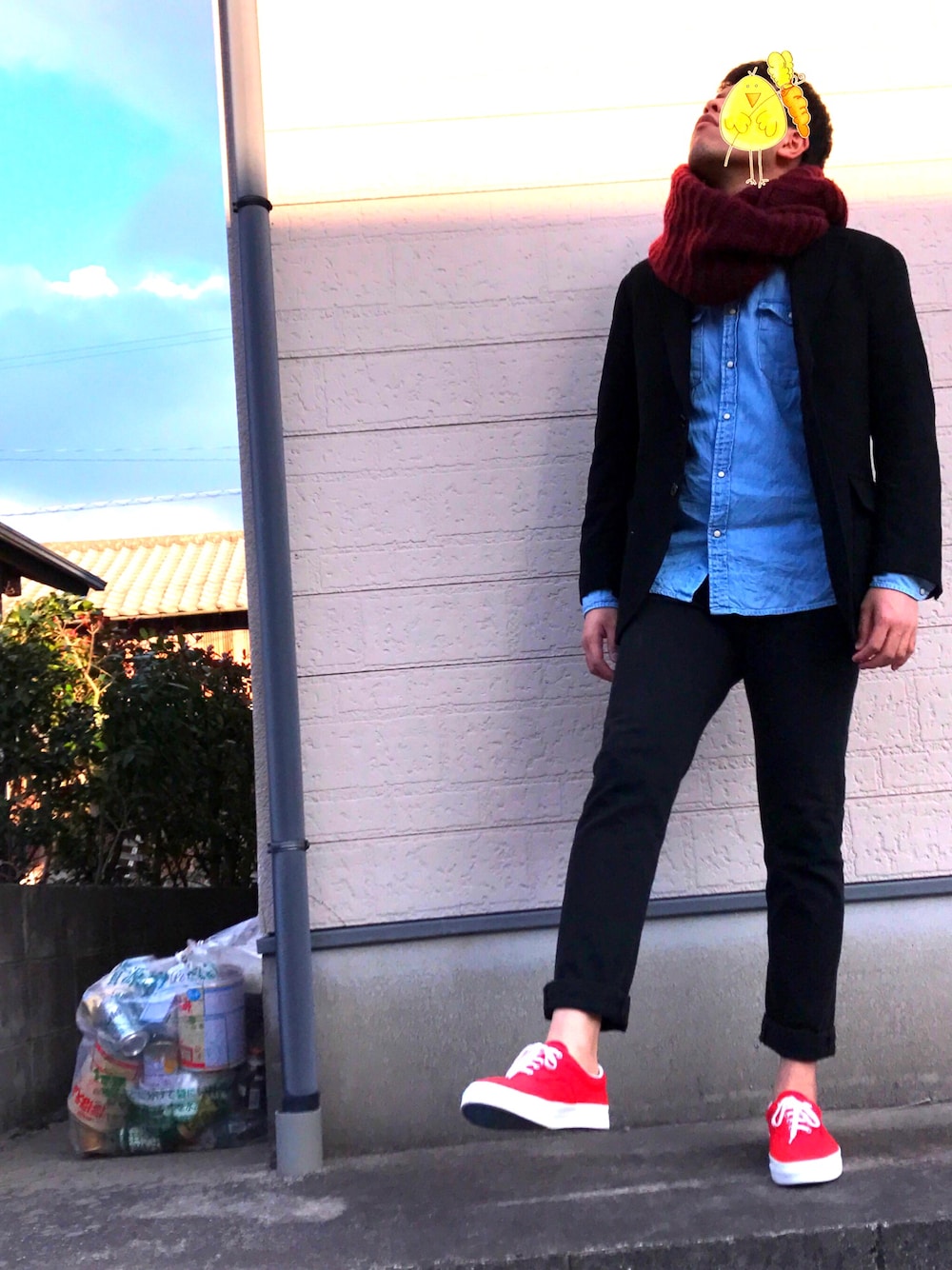 ブラック系のテーラードジャケット、ブルー系のシャツ/ブラウス、ブラック系のその他パンツを着用したメンズの春コーディネートの1枚目の写真