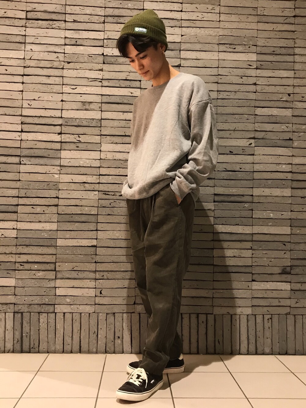 「スウェット、コーデュロイ、カーキ、グレー、ニット帽、カジュアル、シンプル、セブンデイズサンデイ、SEVENDAYS＝SUNDAY、ootd」｜「SEVENDAYS=SUNDAYのアイテム（帽子、グリーン系）」を使った、_kaitoさん（メンズ・167cm）の秋コーディネートの1枚目の写真
