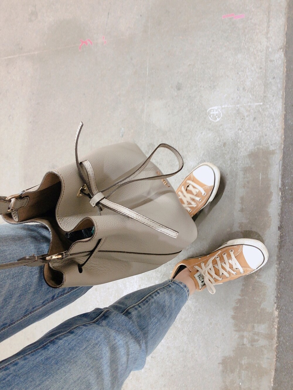 「converse、zozoデニム、テーパードパンツ、FLRA」｜「FURLAのアイテム（バッグ、グレー系）」を使った、パルプンテ☀︎さん（レディース・159cm）の夏コーディネートの1枚目の写真
