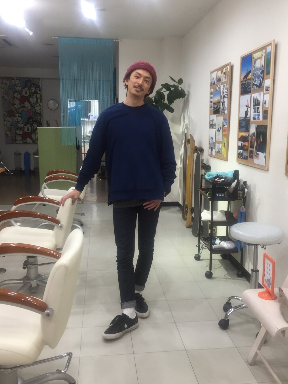 「デニムパンツ、スケートスタイル」｜「KUWALLATEEのアイテム（Tシャツ/カットソー、ブルー系）」を使った、Mitsuhiro Moriさん（メンズ・170cm）の春コーディネートの1枚目の写真