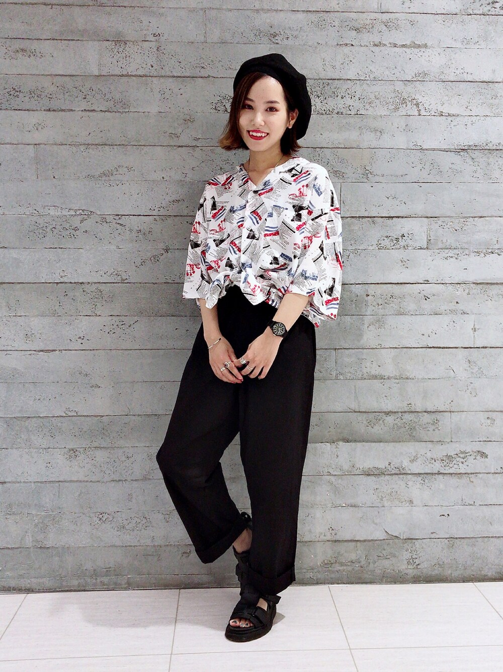 ホワイト系のシャツ/ブラウス、ブラック系のその他パンツを着用したレディースの夏コーディネートの1枚目の写真