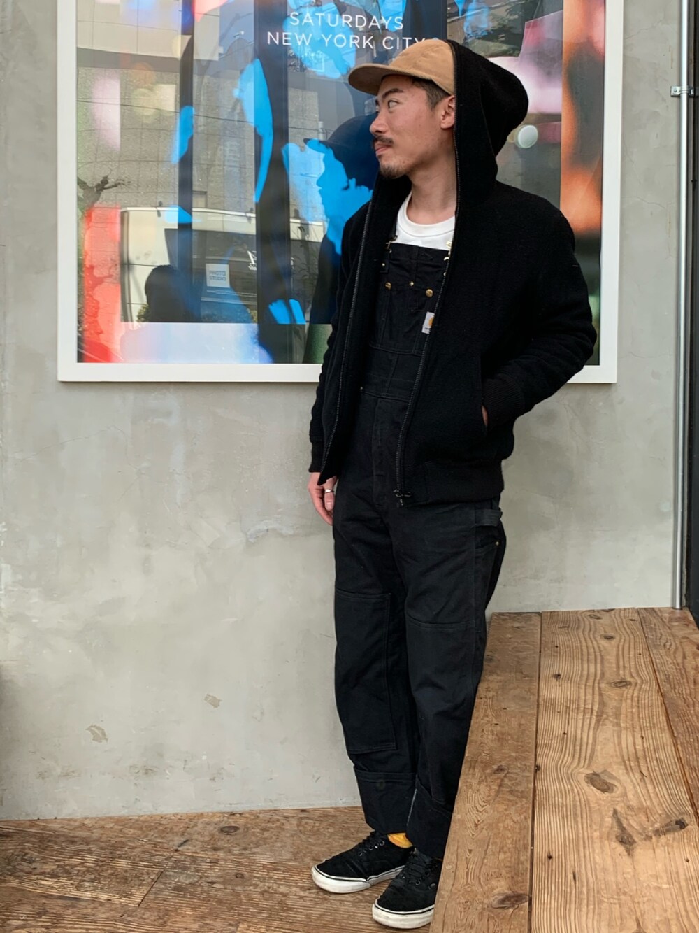 「大人ストリート、シンプルコーデ、サタデーズ ニューヨークシティ (Saturdays NYC)、お洒落さんとつながりたい、キャップ、パーカー、オールインワン、スニーカー、VANS、鎌倉美容室」｜「Carharttのアイテム（つなぎ/オールインワン、ブラック系）」を使った、yukikwamura0725さん（メンズ・170cm）の冬コーディネートの1枚目の写真
