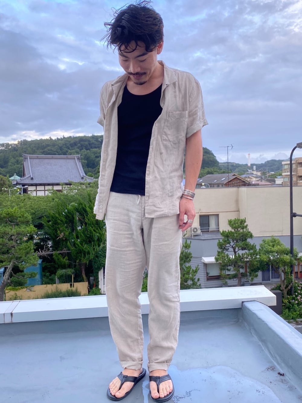 「BEAUTRIUM 、BEAUTRIUM鎌倉小町、シンプルコーデ、美容師、大人カジュアル、popeye、popeyemagazine、セットアップ、アイランドスリッパー、夏スタイル」｜「無印良品のアイテム（シャツ/ブラウス、ベージュ系）」を使った、yukikwamura0725さん（メンズ・170cm）の夏コーディネートの1枚目の写真