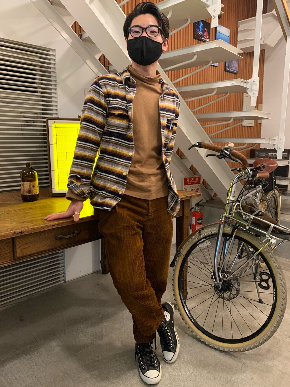 「美容師、鎌倉美容師、鎌倉美容室、秋冬コーデ、フランネルシャツ、ブラウンコーデ、ナチュラルスタイル、大人カジュアル、伊達メガネ、黒縁メガネ」｜「Ray-Banのアイテム（メガネ、ブラック系）」を使った、yukikwamura0725さん（メンズ・170cm）の冬コーディネートの1枚目の写真