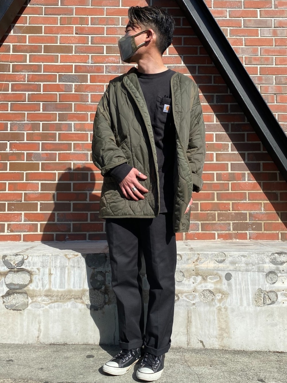 「BEAUTRIUM 、鎌倉美容室、鎌倉美容師、大人ストリート、ミリタリーコーデ、ライナージャケット、キルティングジャケット、ストリートコーデ、カーハート ダブリューアイピー(Carhartt WIP)、コンバース オールスター」｜「Carharttのアイテム（Tシャツ/カットソー、ブラック系）」を使った、yukikwamura0725さん（メンズ・170cm）の冬コーディネートの1枚目の写真