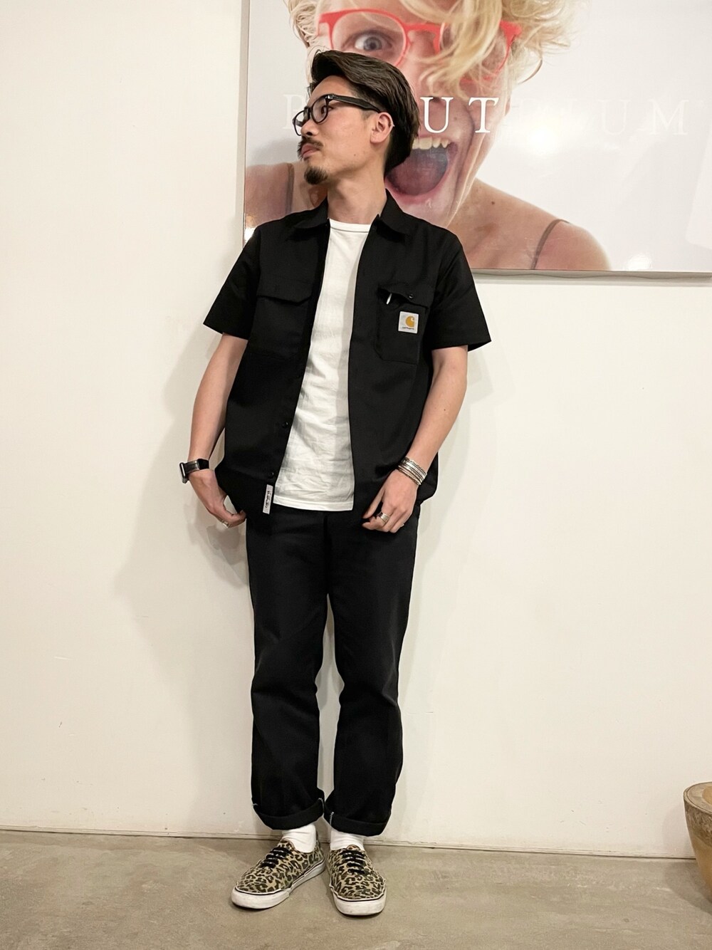 「夏コーデ、大人ストリート、ストリート、鎌倉美容室、鎌倉美容師、carhartt、Carhartt WIP(Carhartt WIP)、サタデーズ ニューヨークシティ (Saturdays NYC)、バンズ、ブラックコーデ」｜「Carharttのアイテム（シャツ/ブラウス、ブラック系）」を使った、yukikwamura0725さん（メンズ・170cm）の春コーディネートの1枚目の写真