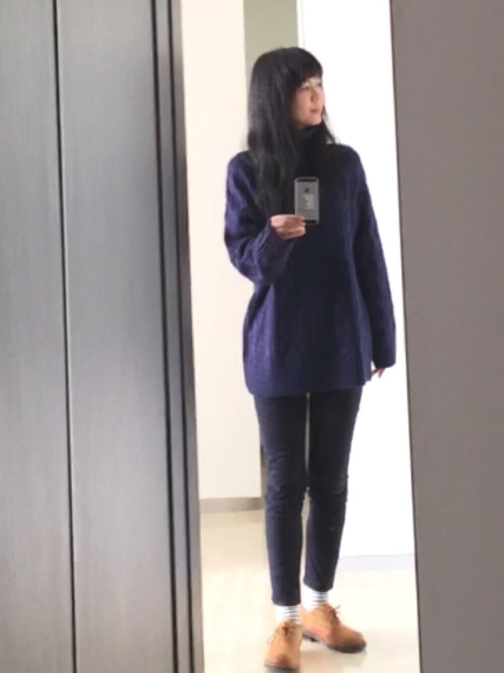 ブルー系のニット/セーター、ブルー系のその他パンツ、ベージュ系のローファーを着用したレディースの冬コーディネートの1枚目の写真