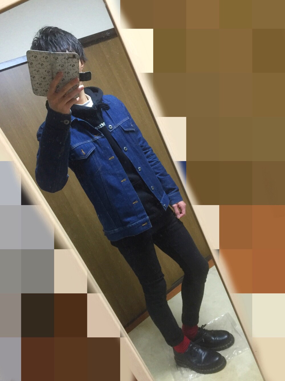 ブルー系のデニムジャケット、ブラック系のパーカー、ブラック系のデニムパンツを着用したメンズの秋コーディネートの1枚目の写真