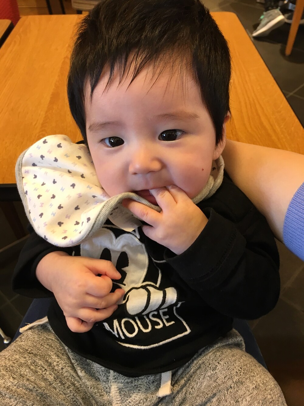 ブラック系のTシャツ/カットソー、グレー系のその他パンツ、ホワイト系のスタイ/よだれかけを着用したキッズの冬コーディネートの1枚目の写真