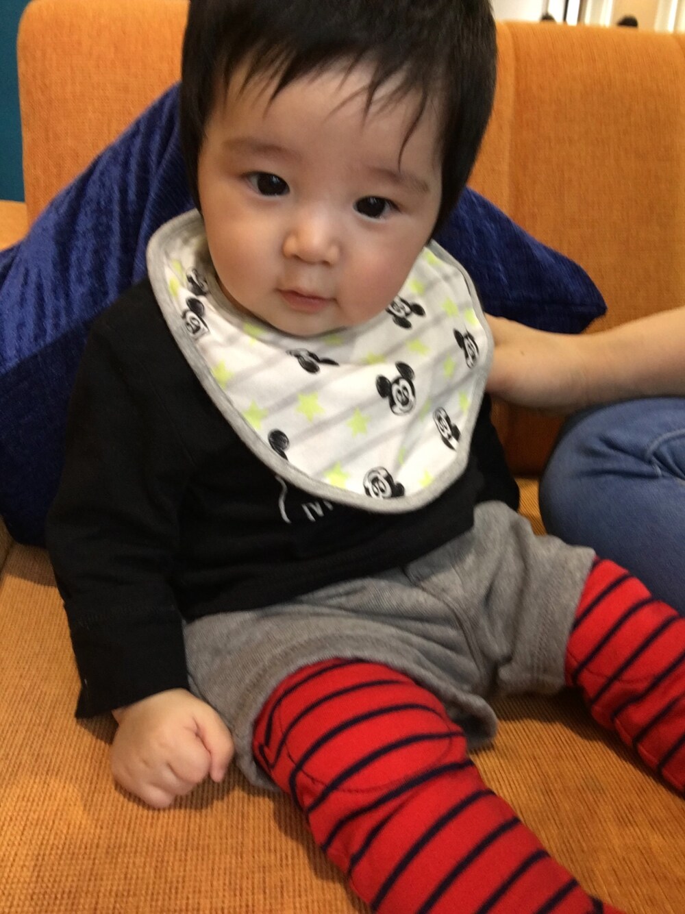 「babyGAPのアイテム（その他パンツ、グレー系）」を使った、SHUNKIさん（キッズ・70cm）の冬コーディネートの1枚目の写真