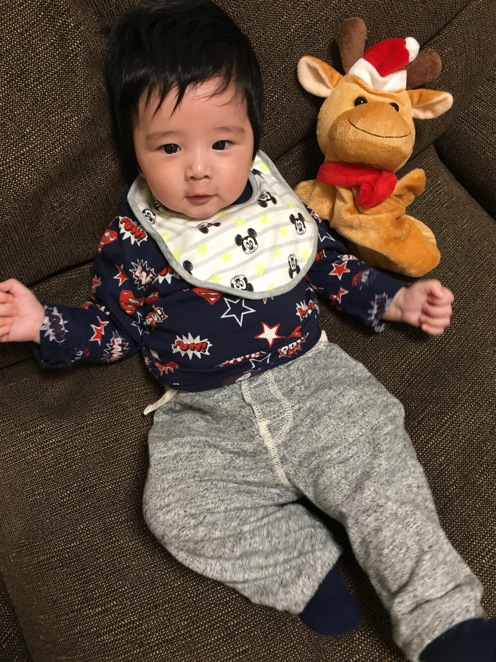 グレー系のその他パンツ、ブルー系のTシャツ/カットソー、ホワイト系のスタイ/よだれかけを着用したキッズの冬コーディネートの1枚目の写真