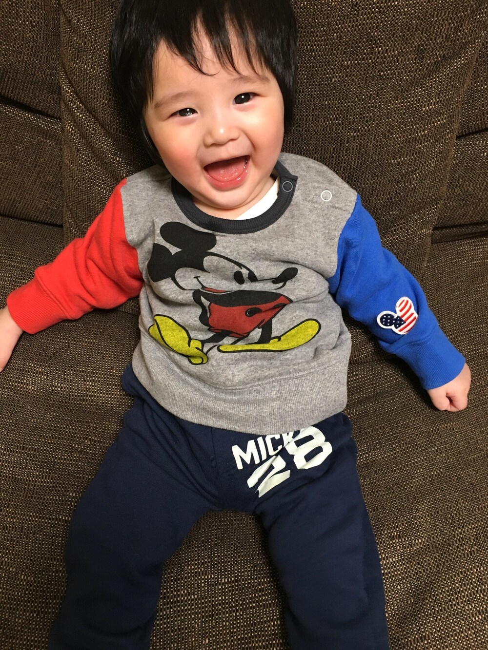 グレー系のスウェット、ブルー系のその他パンツを着用したキッズの冬コーディネートの1枚目の写真