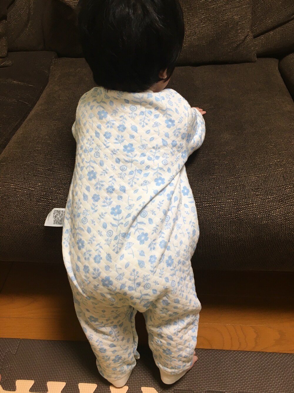 「UNIQLOのアイテム（つなぎ/オールインワン、ホワイト系）」を使った、SHUNKIさん（キッズ・70cm）の冬コーディネートの1枚目の写真