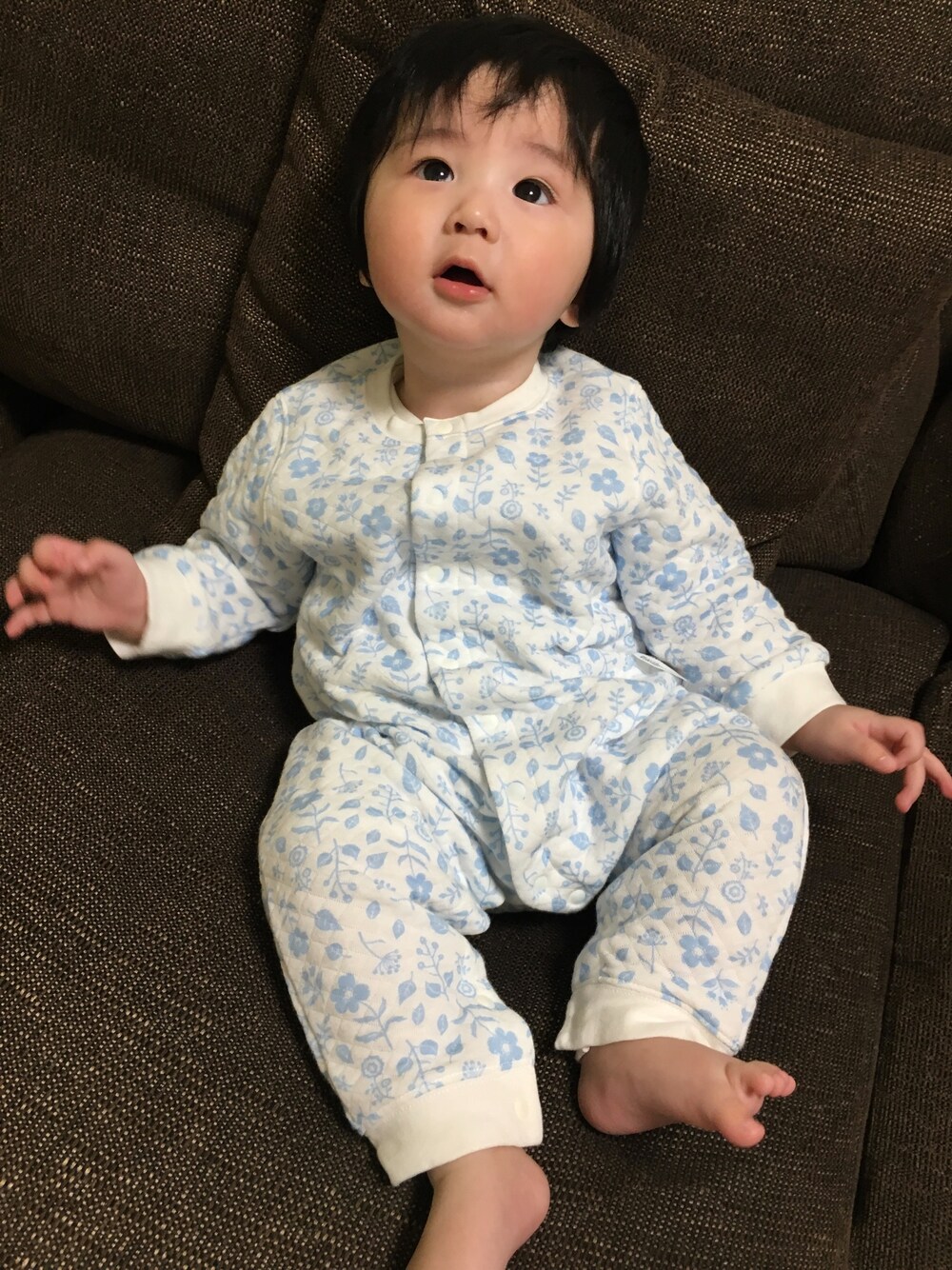 「UNIQLOのアイテム（つなぎ/オールインワン、ホワイト系）」を使った、SHUNKIさん（キッズ・70cm）の冬コーディネートの1枚目の写真
