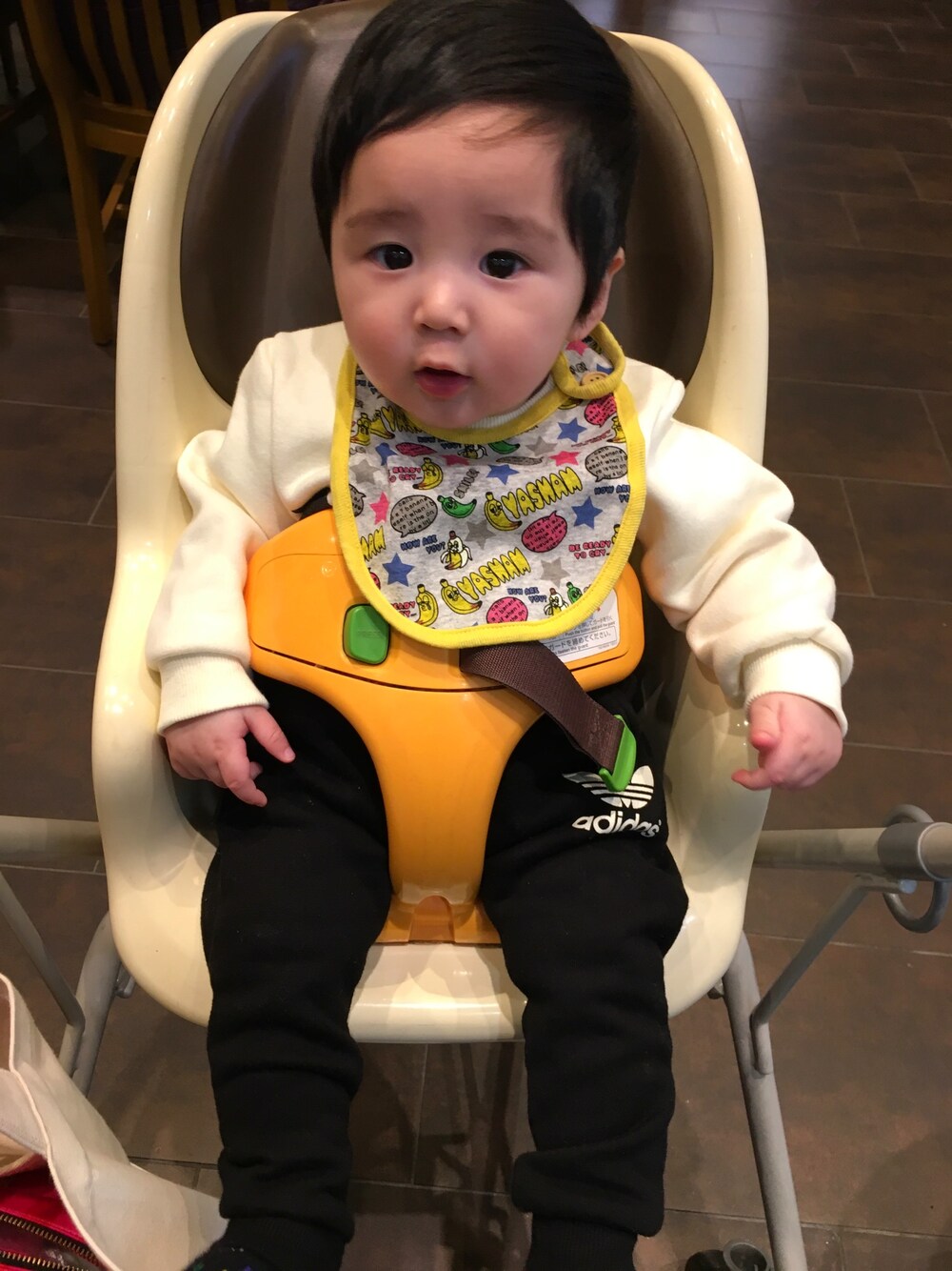 「adidasのアイテム（その他パンツ、ブラック系）」を使った、SHUNKIさん（キッズ・70cm）の冬コーディネートの1枚目の写真