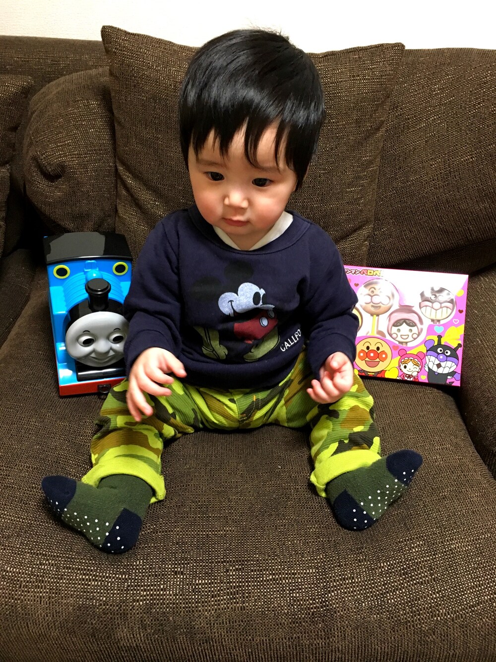 ブルー系のスウェット、グリーン系のその他パンツを着用したキッズの冬コーディネートの1枚目の写真