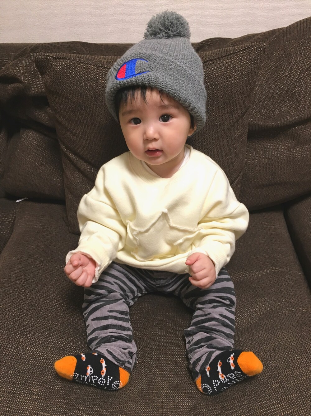 ホワイト系のスウェット、グレー系のその他パンツ、グレー系のニットキャップ/ビーニーを着用したキッズの冬コーディネートの1枚目の写真