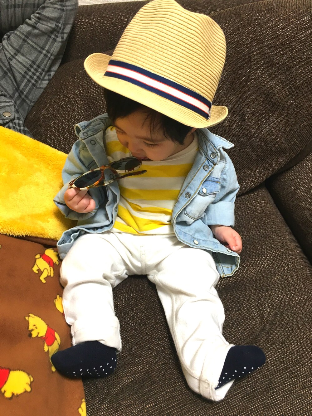 イエロー系のTシャツ/カットソー、ブルー系のデニムジャケット、ホワイト系のデニムパンツを着用したキッズの春コーディネートの1枚目の写真