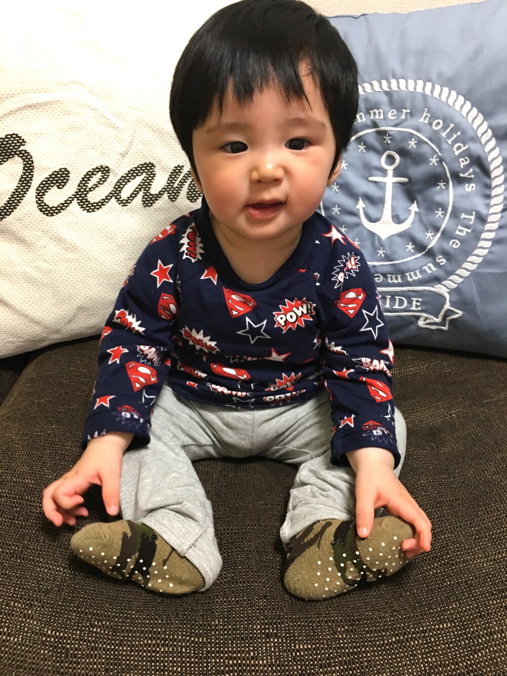 ブルー系のTシャツ/カットソー、グレー系のその他パンツを着用したキッズの春コーディネートの1枚目の写真