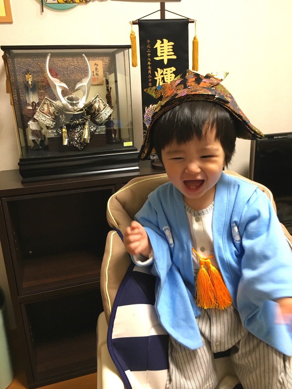 「楽天市場のアイテム（つなぎ/オールインワン、ブルー系）」を使った、SHUNKIさん（キッズ・70cm）の春コーディネートの1枚目の写真